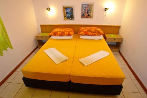 Postel nebo postele na pokoji v ubytování Apartments Zelimir