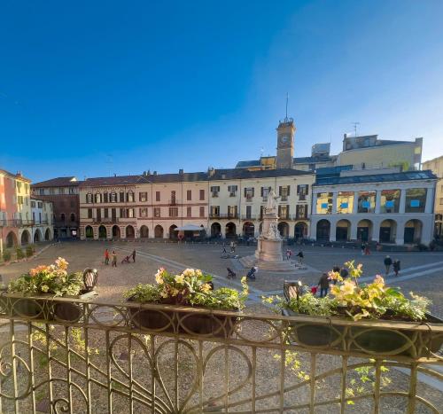 a view of a city square with buildings at Dimora Conte Cavour in Vercelli