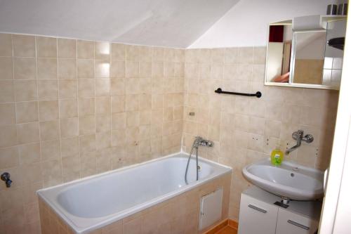 een badkamer met een bad en een wastafel bij Penzion Era in Zlín