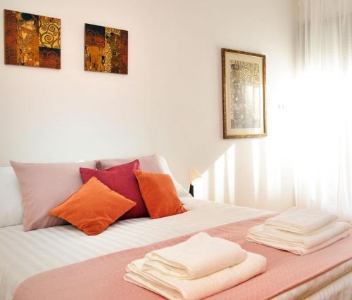 una camera da letto con un letto e due asciugamani di Studio Milan a Vračar (historical)