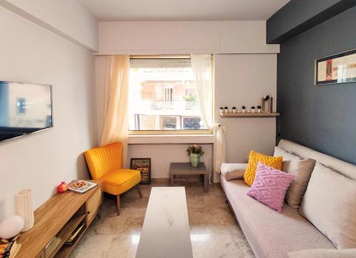 Sunny apartment right under Parthenon
