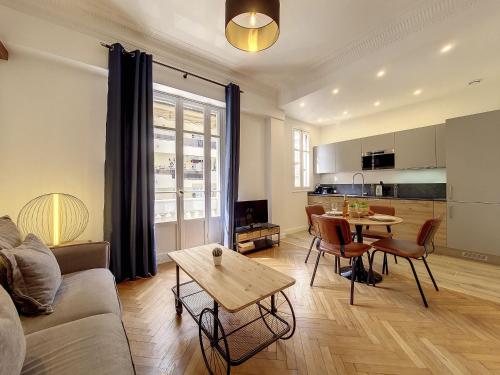 un salon avec un canapé et une table dans l'établissement Nestor&Jeeves - LE NICOIS - Central, à Nice