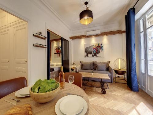 un salon avec un lit et une table dans l'établissement Nestor&Jeeves - LE NICOIS - Central, à Nice