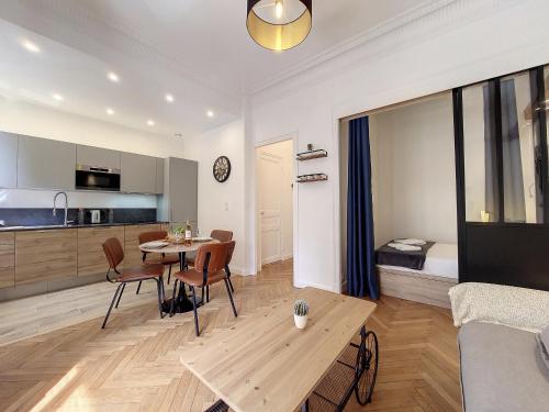 un salon avec une table de salle à manger et une cuisine dans l'établissement Nestor&Jeeves - LE NICOIS - Central, à Nice