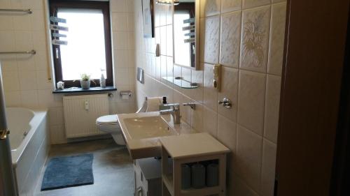ein Badezimmer mit einem Waschbecken, einem WC und einer Badewanne in der Unterkunft Exklusive Ferienwohnung Lurelei 150 qm mit Traumblick 4 bis 9 P in Bacharach