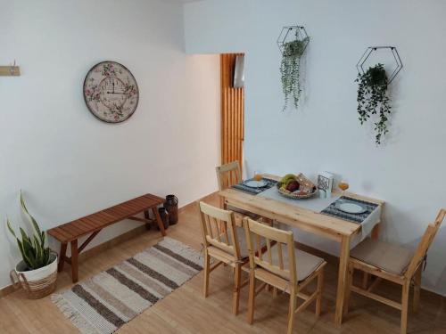 uma sala de jantar com uma mesa de madeira e cadeiras em Afandou Square Apartment em Afantou