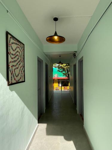 Eevolve Dharamkot - An Eco Hostel في ماكليود غانج: ممر فارغ مع لوحة على الحائط
