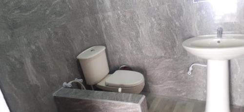 y baño con aseo y lavamanos. en Haputale Super View en Haputale