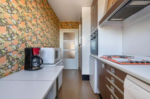 une cuisine avec une cafetière sur un comptoir dans l'établissement Splendide vue mer et en front de plage!, à La Baule