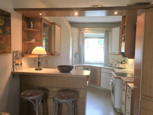 a kitchen with a counter and stools in it at Gemütliche und geräumige Unterkunft, Nähe Linz in Luftenberg an der Donau