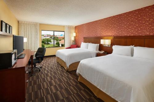 ティフトンにあるHoliday Inn Express Tifton by IHGのベッド2台とテレビがあるホテルの部屋