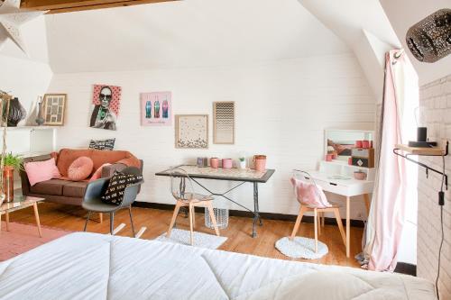 un salon avec un canapé et une table dans l'établissement Maison classée 4 étoiles pour 6 au coeur du Guilvinec, au Guilvinec