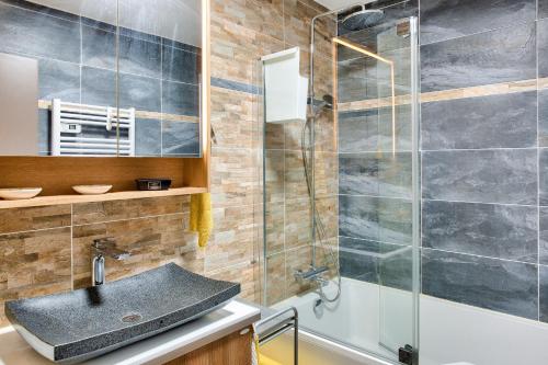 a bathroom with a sink and a shower at Maison classée 4 étoiles pour 6 au coeur du Guilvinec in Le Guilvinec