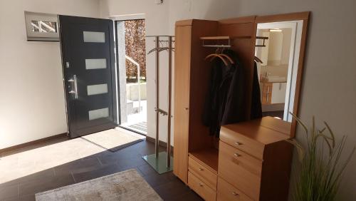 um armário com uma cómoda, um espelho e uma porta em Ferienwohnung Claudia mit Terrasse em Nussdorf am Attersee