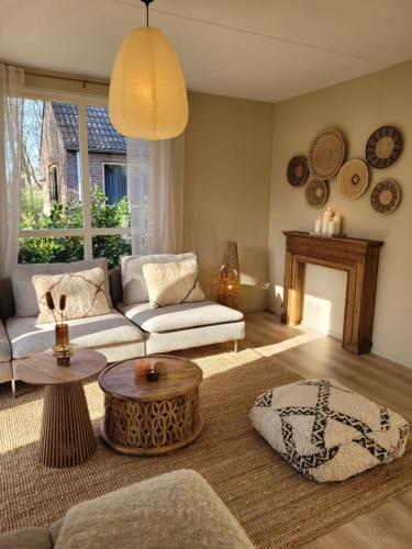 Ruang duduk di Bohemian Wellness met hottub & sauna