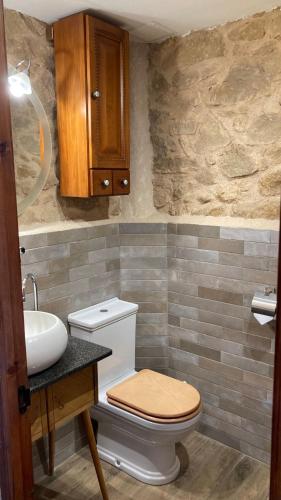 a bathroom with a toilet and a sink at La gallina in Arnés