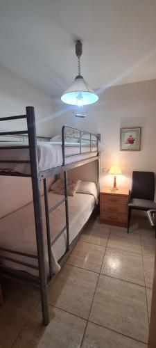 - une chambre avec deux lits superposés et une lampe dans l'établissement VORALMAR, à Cambrils
