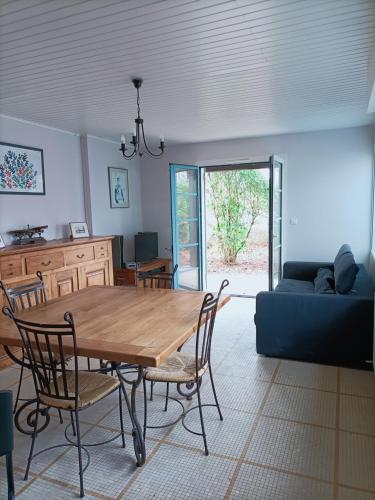 un salon avec une table en bois et un canapé dans l'établissement Itzala, à Andernos-les-Bains