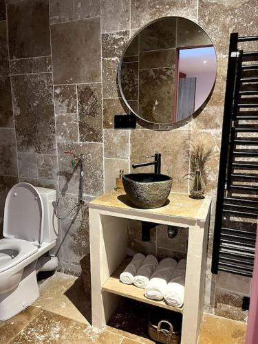 Koupelna v ubytování La suite, avec jacuzzi & sauna