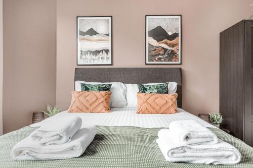 Ένα ή περισσότερα κρεβάτια σε δωμάτιο στο Modern Apt, town centre, 4 guests, pkg, wifi by Tent serviced apartments