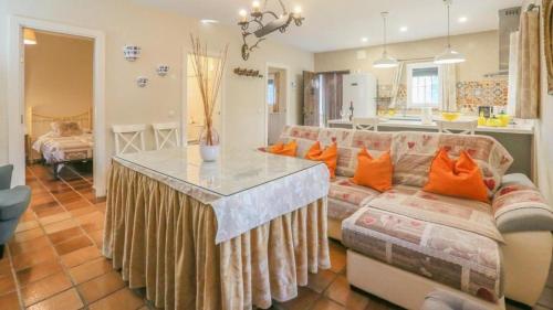 una sala de estar con un sofá y una mesa en Casa Rural “La Julianita”, en Castaño de Robledo