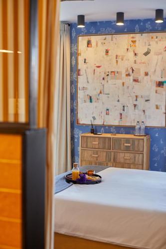 a bed with a plate of food in a room at THE PINTA Boutique in Armamar