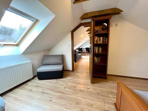 Perpustakaan di apartmen