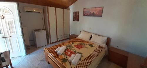 - une chambre avec un lit dans l'établissement Apartments Elena, à Kavos