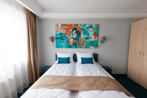 塞貝什的住宿－Hotel YVY，一间卧室配有一张带蓝色枕头的大床