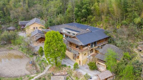 eine Aussicht auf ein Haus mit Dach in der Unterkunft No.5 Valley Lodge in Zhangjiajie