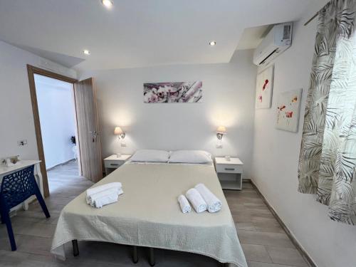 ポンツァにあるCamere Dieci Maggioのベッドルーム1室(ベッド1台、タオル2枚付)