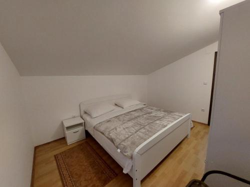 Postel nebo postele na pokoji v ubytování Apartman Ema