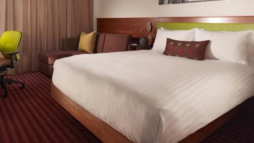ein großes weißes Bett in einem Hotelzimmer in der Unterkunft Tŷ Magor in Magor
