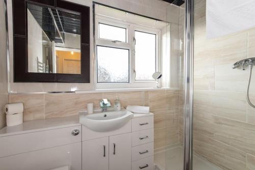 biała łazienka z umywalką i prysznicem w obiekcie Barden Moor w mieście Darlington