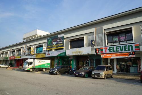 un gruppo di auto parcheggiate di fronte a un edificio di Hotel Victory Inn KLIA and KLIA 2 a Sepang