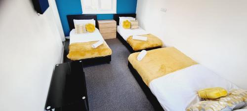Cette chambre comprend 3 lits. dans l'établissement Browning House Bedrooms I Long or Short Stay I Special Rate Available, à Derby
