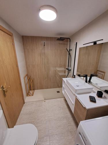 La salle de bains est pourvue de toilettes, de 2 lavabos et d'une douche. dans l'établissement Résidence Maëlla, à Miami Platja