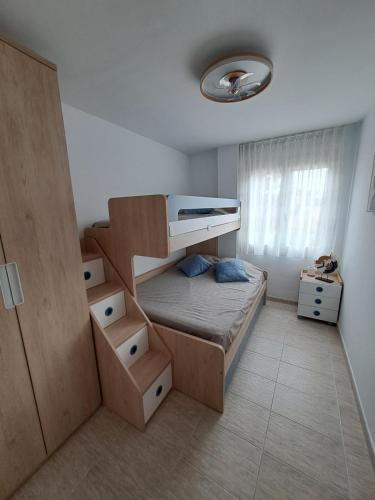 une petite chambre avec des lits superposés et une chambre avec une fenêtre dans l'établissement Résidence Maëlla, à Miami Platja