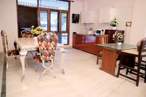 kuchnia i jadalnia ze stołem i krzesłami w obiekcie Fortune Home Service Apartment 1bhk, D-198,UGF w Nowym Delhi