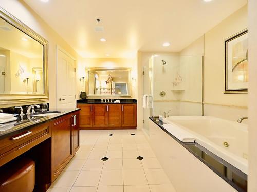La grande salle de bains est pourvue d'une baignoire et d'un lavabo. dans l'établissement Amalz 2 Bedroom 3 Bathroom Balcony Suites at Mgm Signature !, à Las Vegas