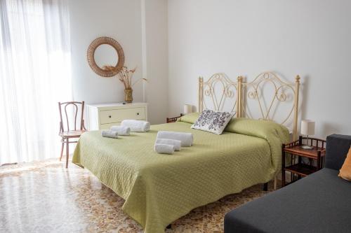 um quarto com 2 camas e toalhas em Fermata Cappuccini em Acireale