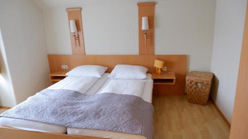 2 Betten in einem kleinen Zimmer mit in der Unterkunft Gasthof Pils in Eschenau