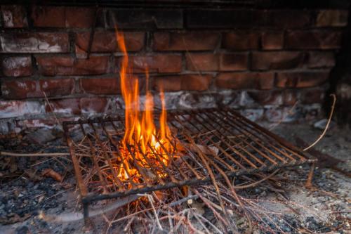 een vuurrooster voor een bakstenen muur bij Apartments Karlo in Vinjerac