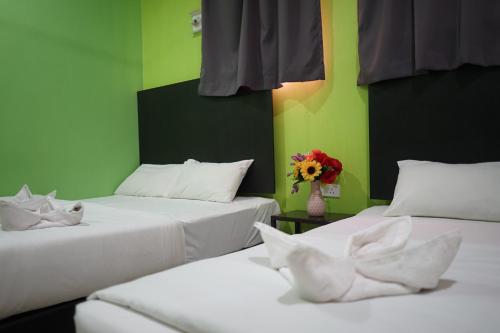 Postel nebo postele na pokoji v ubytování Hotel Victory Inn KLIA and KLIA 2