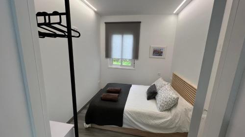 Habitación pequeña con cama y ventana en Jabego2, en Sarria