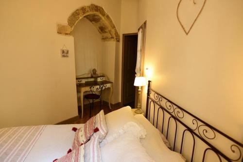 une chambre avec un lit et un bureau dans une pièce dans l'établissement Walnut, à Sarlat-la-Canéda