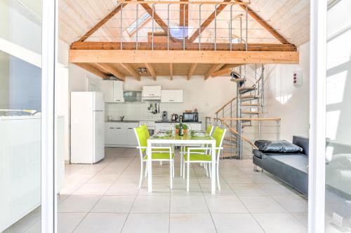 une cuisine et une salle à manger avec une table et des chaises jaunes dans l'établissement Maison des Goélands - 50m de la plage, à Pléneuf-Val-André