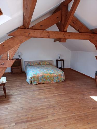 - une chambre avec un lit et du parquet dans l'établissement Maison de tout vent, à Pierrefonds
