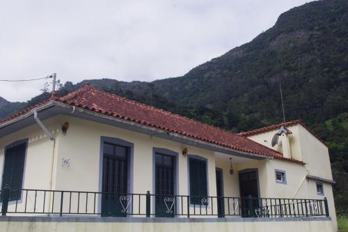 a building with a balcony with a mountain in the background at Hikers Comfort in Boaventura