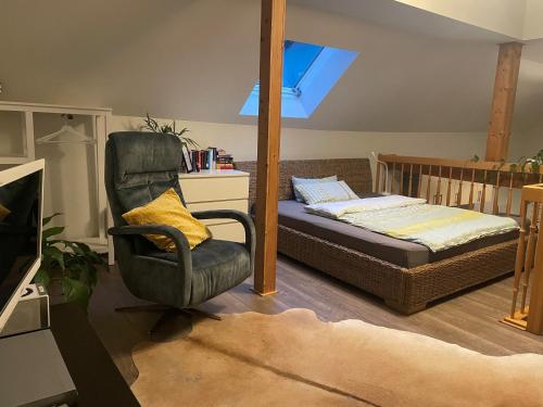 ヴェスターブルクにあるFerienwohnung Westerburgのベッドルーム1室(ベッド1台、椅子1脚、ベッド1台付)